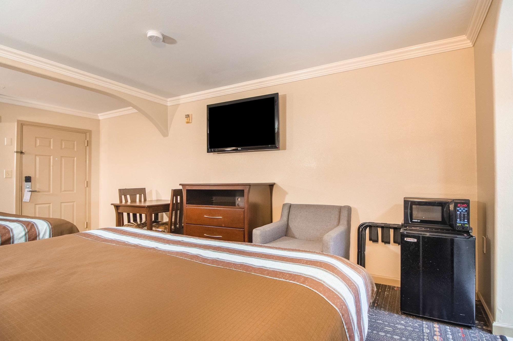 Americas Best Value Inn Houston Heights At I-45 Exterior photo