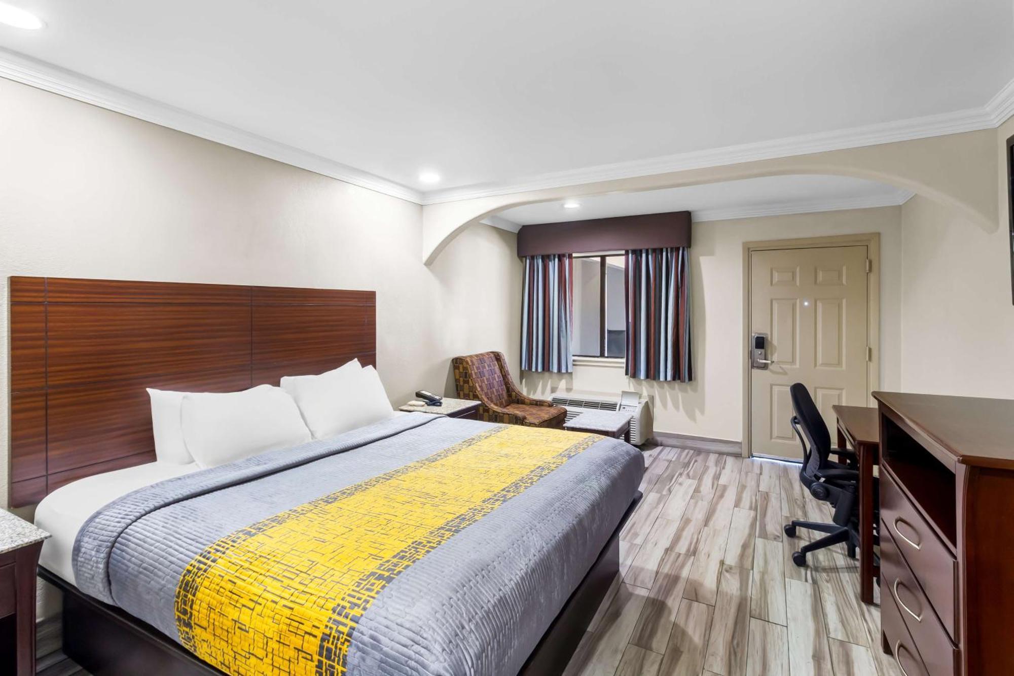 Americas Best Value Inn Houston Heights At I-45 Exterior photo