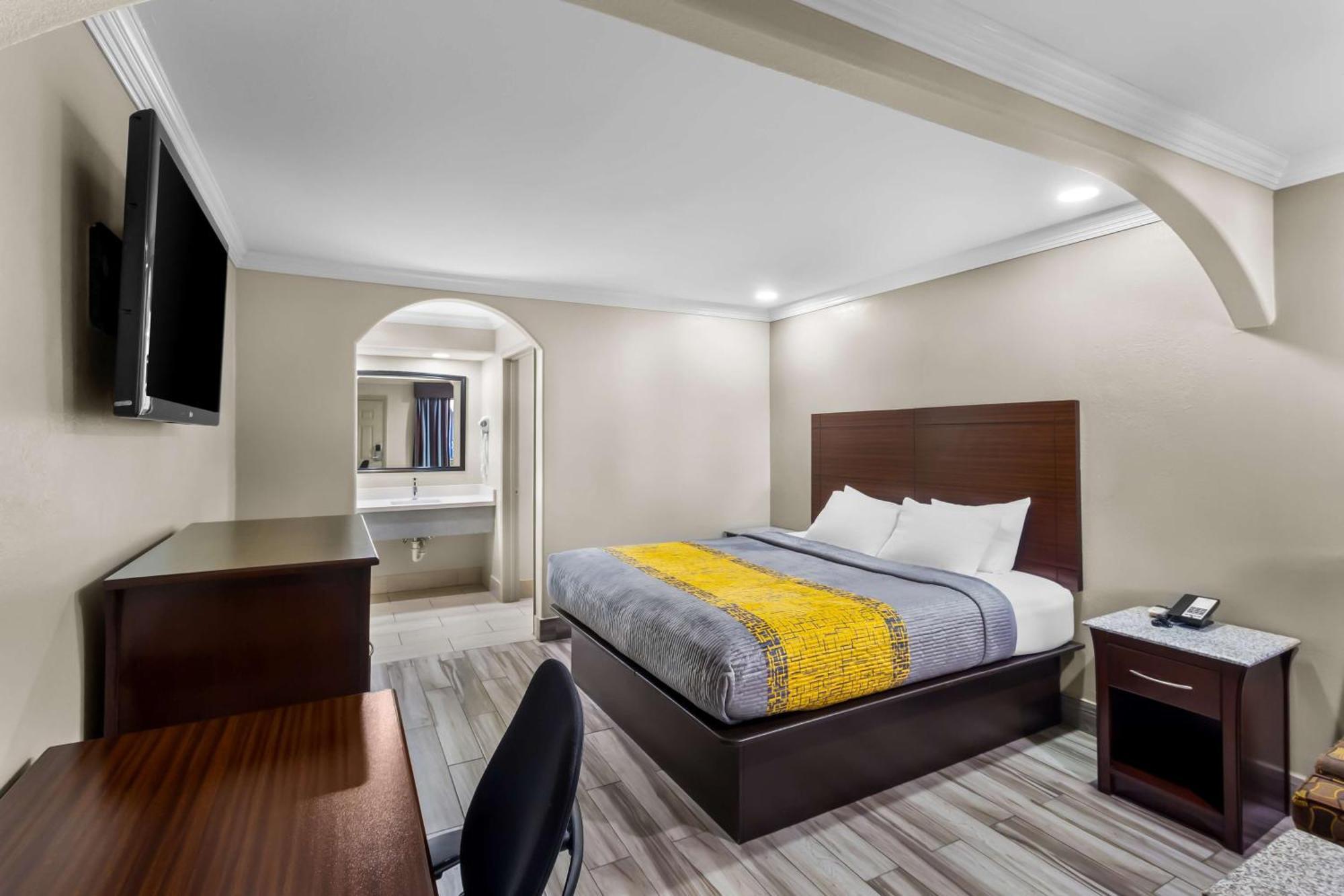 Americas Best Value Inn Houston Heights At I-45 Exterior photo