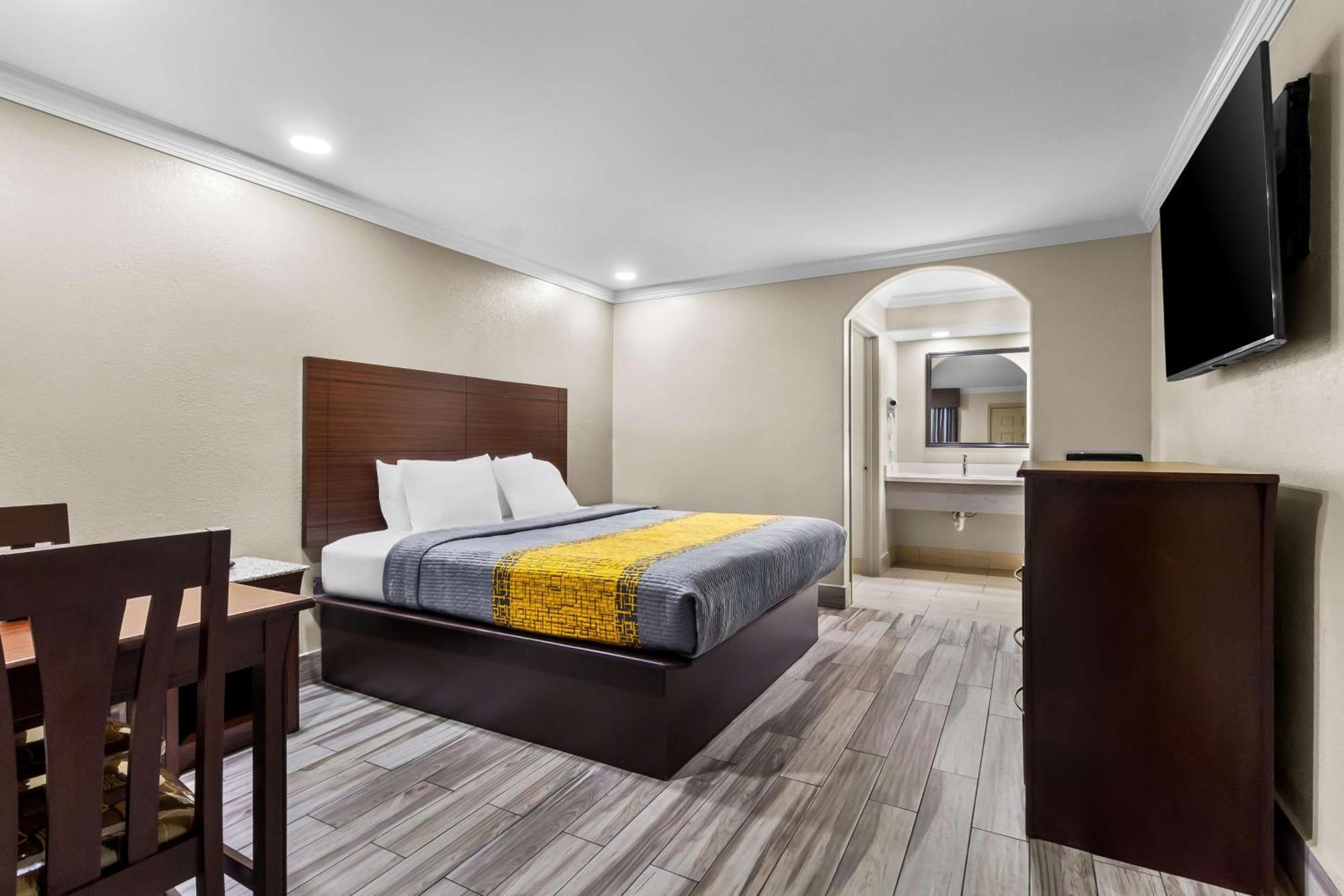 Americas Best Value Inn Houston Heights At I-45 Exterior photo