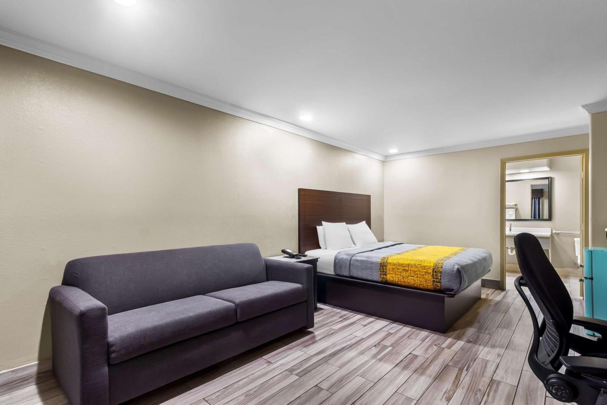 Americas Best Value Inn Houston Heights At I-45 Exterior photo