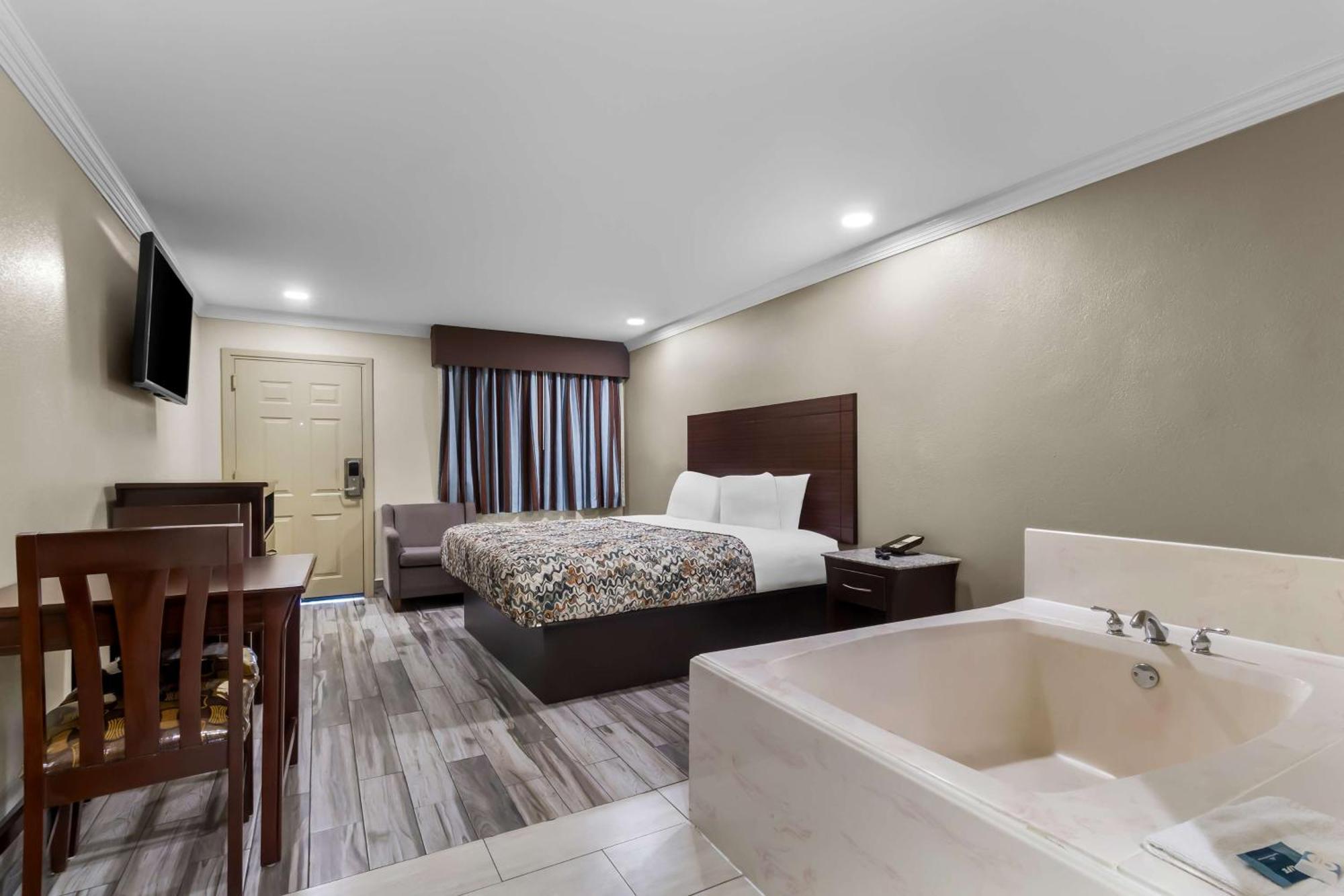 Americas Best Value Inn Houston Heights At I-45 Exterior photo