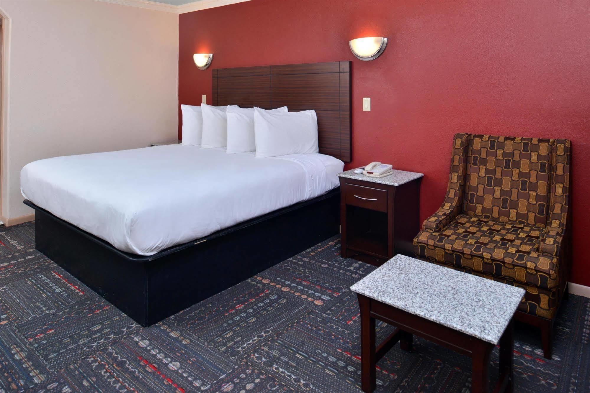 Americas Best Value Inn Houston Heights At I-45 Exterior photo
